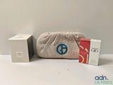 un gros plan sur un sac à main et une boîte posés sur une table