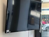 une télévision à écran plat fixée au mur dans un coin de la pièce