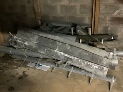un tas de tuyaux métalliques qui se trouvent dans une pièce