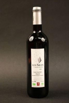 la bouteille de vin rouge est posée sur la table