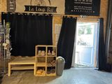 une pièce dans laquelle se trouvent de nombreux objets