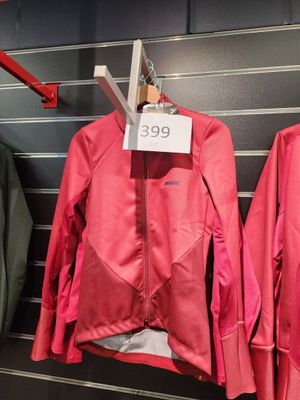 deux vestes suspendues à un portant dans un magasin