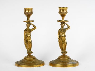 paire de bougeoirs anciens en laiton ornés de figurines féminines