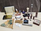 une table sur laquelle se trouvent de nombreux objets différents