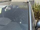 une voiture garée au bord de la rue