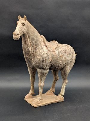 statue d'un cheval avec une selle sur le dos