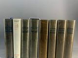 les livres sont alignés sur une surface blanche