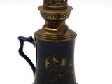 une cafetière bleue et dorée avec une anse bleue