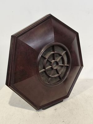 une image représentant une horloge en bois avec une étoile au centre
