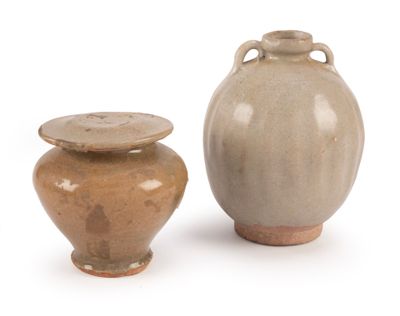 UNE JARE ET UN POT A ONGUENT en grès à glaçure céladon.