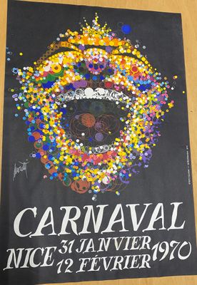 une photo d'une affiche posée sur une table en bois, sur laquelle figure une image représentant un carnaval