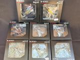 Six boîtes contenant des figurines Star Wars sont posées sur une table