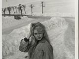 photographie en noir et blanc d'une femme debout dans la neige