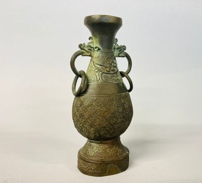 CHINE. Vase balustre sur talon de forme Hu de style archaïqu…
