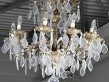 un lustre suspendu au plafond d'une pièce