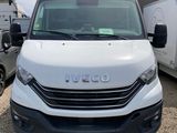 la camionnette blanche est garée devant un bâtiment