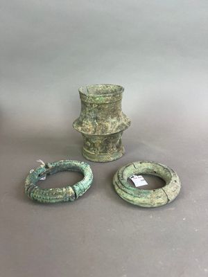 trois pièces de poterie verte posées sur une table