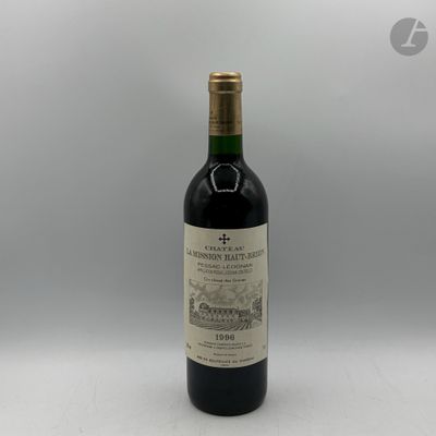 gros plan d'une bouteille de vin sur une table