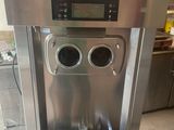 un distributeur d'eau en acier inoxydable au milieu d'une cuisine