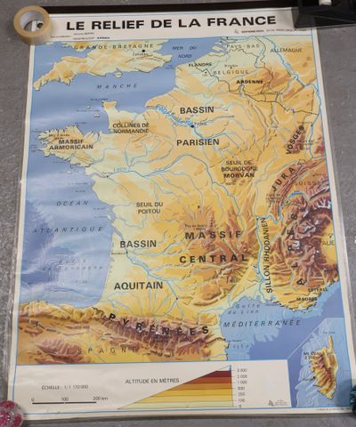 Affiche pédagogique en recto-verso « LE RELIEF DE LA FRANCE ». Éd...