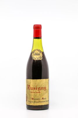 une bouteille de vin posée sur une table blanche