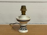 une petite lampe posée sur une table