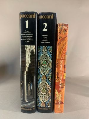 deux livres posés l'un à côté de l'autre sur une table