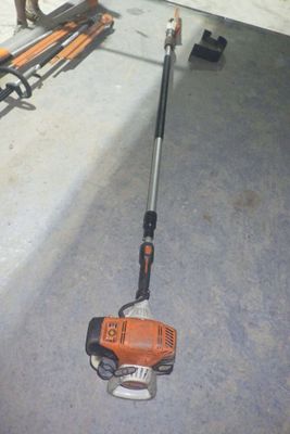une machine à corder filaire posée par terre à côté d'une paire de skis