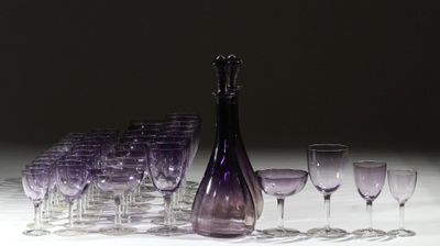 plusieurs verres à vin et une bouteille sur la table