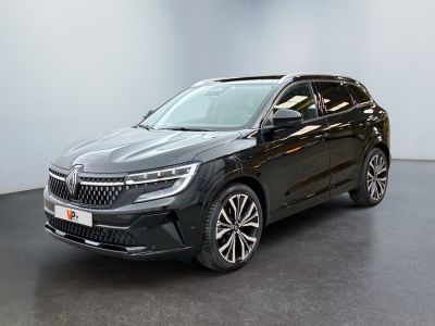 un SUV noir garé dans une pièce aux murs blancs