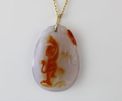 Pendentif en pierre dure sculptée, avec chaîne en or jaune (… - Photo 1