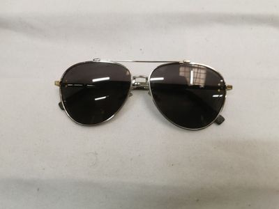 gros plan d'une paire de lunettes de soleil sur une surface blanche