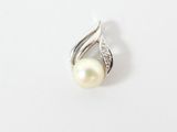 bague en perle et diamant sur fond blanc