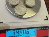 une balance posée sur une table, avec des pièces dessus