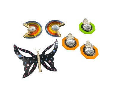 plusieurs bijoux sont exposés sur une surface blanche