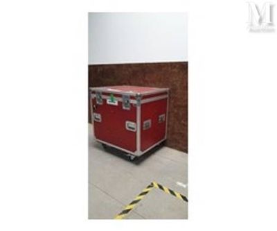 une valise rouge posée sur un sol blanc