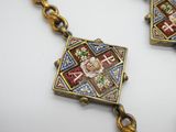une photo en gros plan d'un collier orné d'une croix