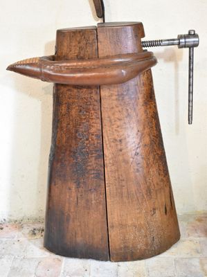 un objet en bois surmonté d'un marteau