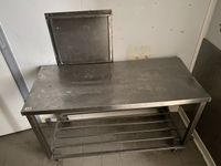 Une table en inox à claies médianes, sur roulettes Dimension… (photo 2)