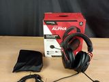 une photo représentant un casque audio posé sur une table en bois