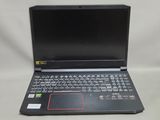 un ordinateur portable noir avec un clavier rouge posé sur une table