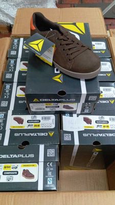des boîtes de chaussures sont empilées sur une table