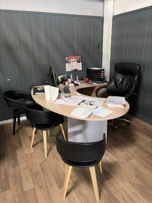 un bureau avec une chaise et un ordinateur dessus
