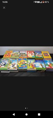 une pile de livres pour enfants posée sur une table
