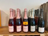 plusieurs bouteilles de vin sont alignées sur une étagère en bois