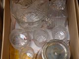 une boîte remplie de verres posée sur une table