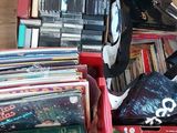 beaucoup de DVD posés sur une étagère rouge au sol