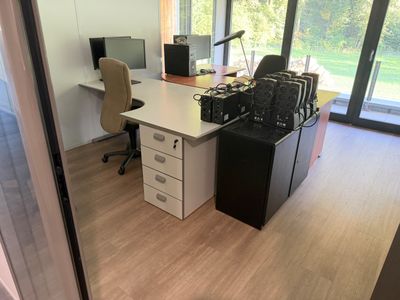 un bureau équipé d'un ordinateur et d'une imprimante