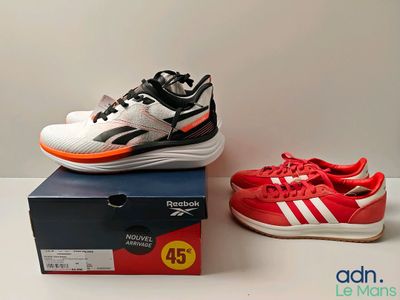 deux paires de chaussures de tennis rouges et blanches posées sur une boîte
