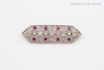 une broche ancienne sertie de diamants et de rubis